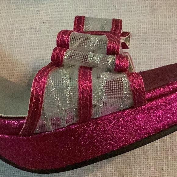 NWOT Dyeables heels - Picture 9 of 9